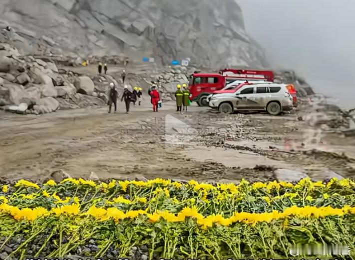 9月6日，吉隆泥石流灾害核心区旗杆下的一处石阶上摆满鲜花，鲜花由参与救援的相关人