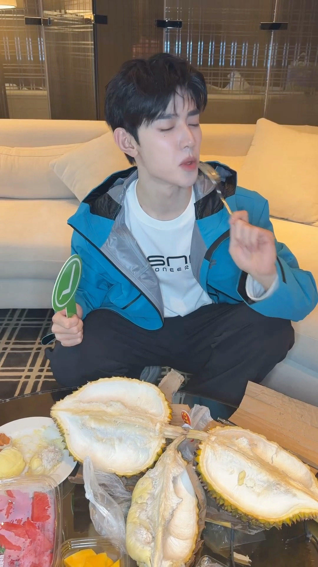 章昊 章昊今日份更新 好萌好可爱的昊昊 看昊昊吃饭好香 多多品尝美食吧