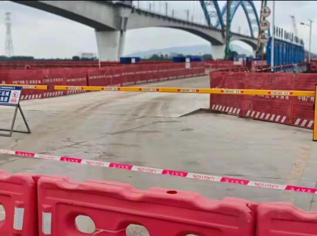 12月13日，广东江门鹤山古劳镇一在建大桥施工点旁发生一起惨痛事故，一辆载有广州