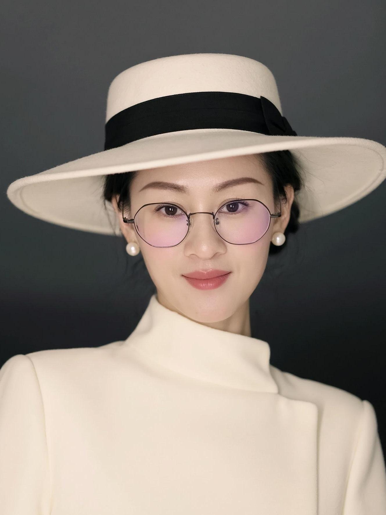 人到三十好几的好处是，你试过了很多角色，单纯天真的少女，任性嚣张的女友...