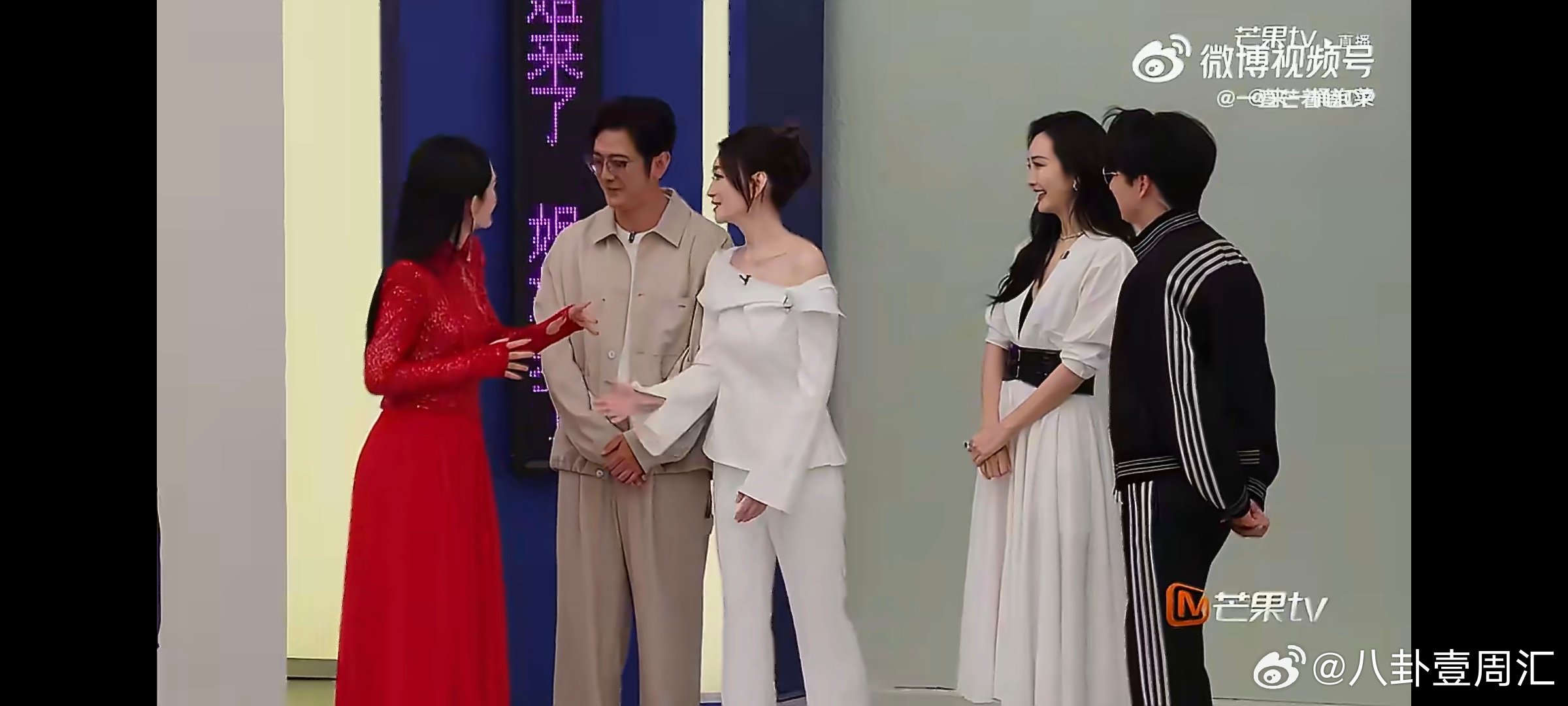 李小冉送考人是王鸥 李小冉的送考人是王鸥 谢娜李小冉一直拉着手 真的好惊喜！王鸥