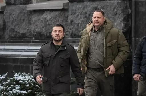 两则消息都有看头，一，乌克兰总统办公室主任叶尔马克辞职，此前遭反腐机构抄家，随后