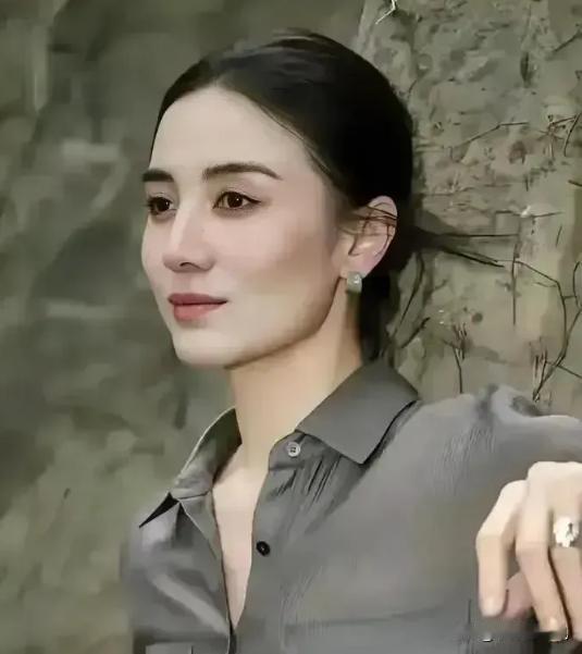 宋佳，活得太通透了！

在娱乐圈中，宋佳宛如一颗璀璨而独特的星辰，闪耀着与众不同