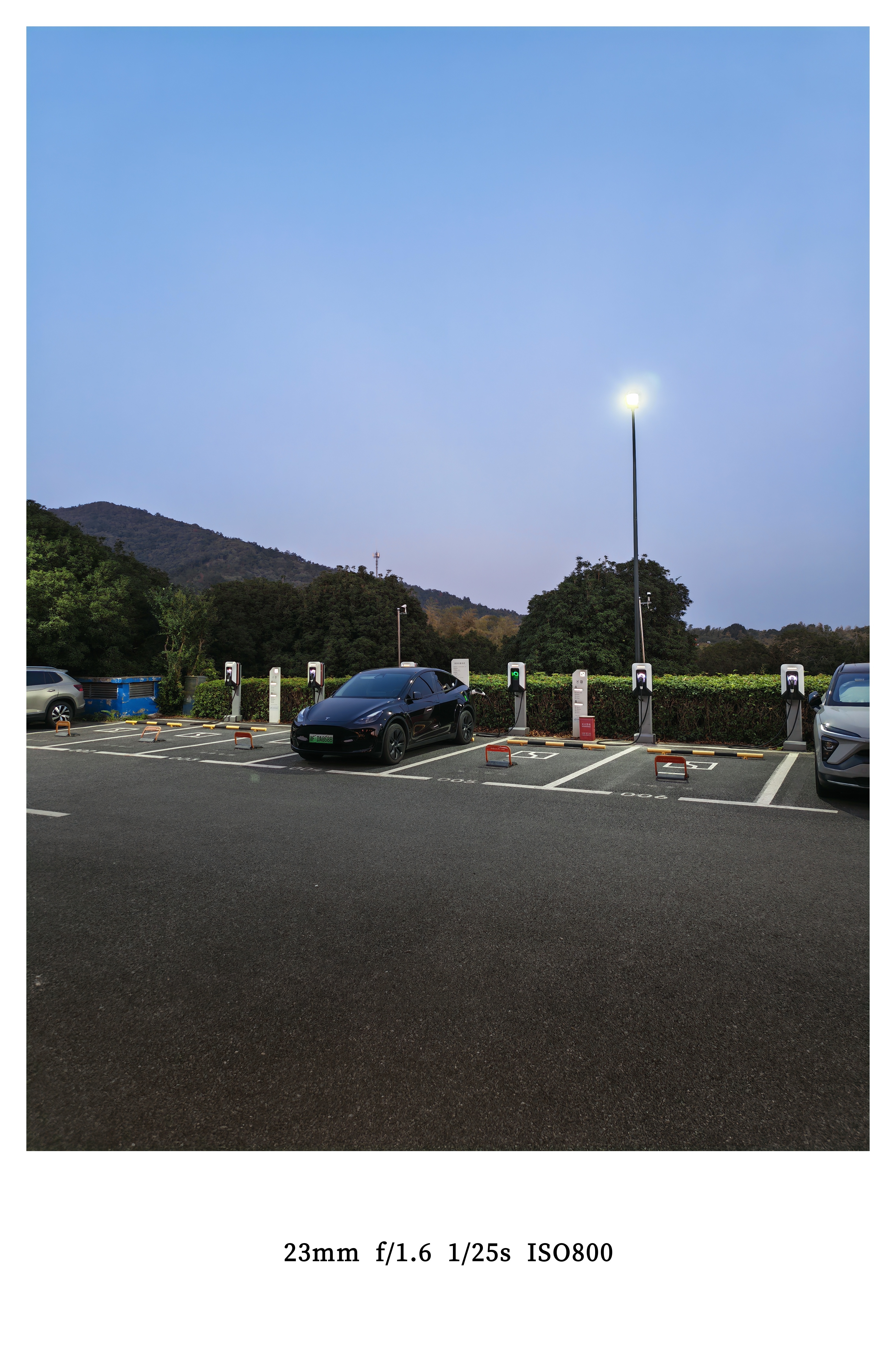 今晚住的酒店门口有一排20Kw充电桩看LOGO属于极氪自建，1.49元/度看了眼