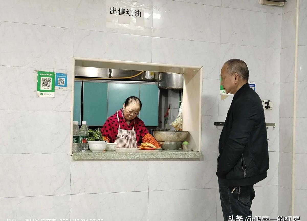 再品“一品香”
延安巷的“一品香”米粉，曾经是南充街头的经典代表，至今仍在很多人