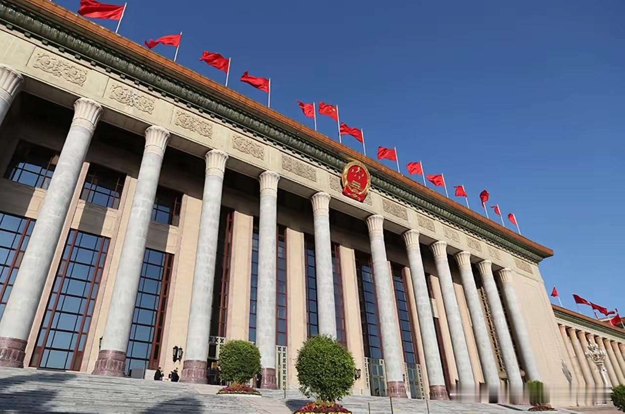 特朗普对咱人民大会堂真的着迷了，连发多张图抒发羡慕之情，尽管把名字译成了“中国大