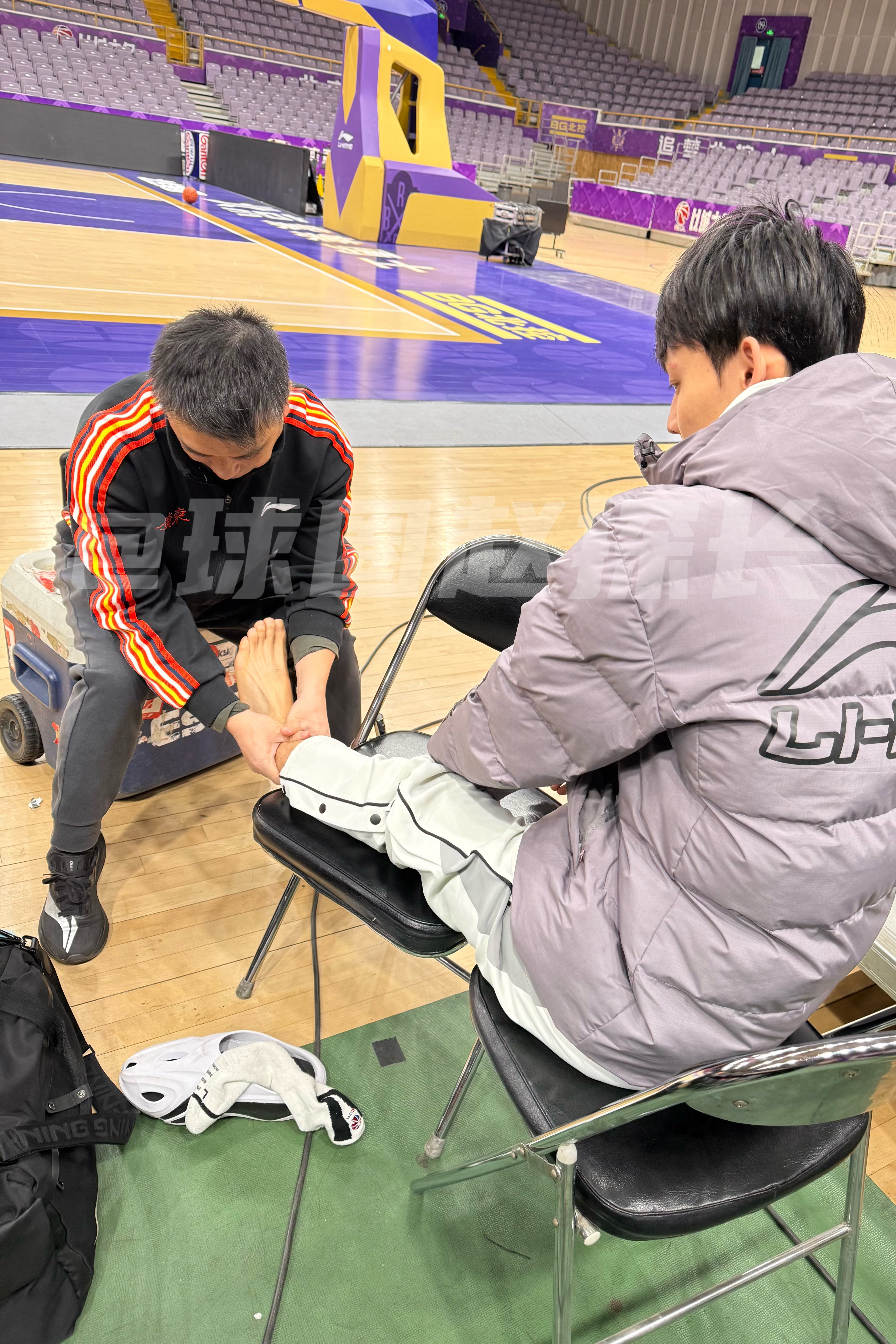 徐杰和奎因都随队来踩场，不过徐杰还没进行有球训练，走路还不太顺… 奎因则自己投了