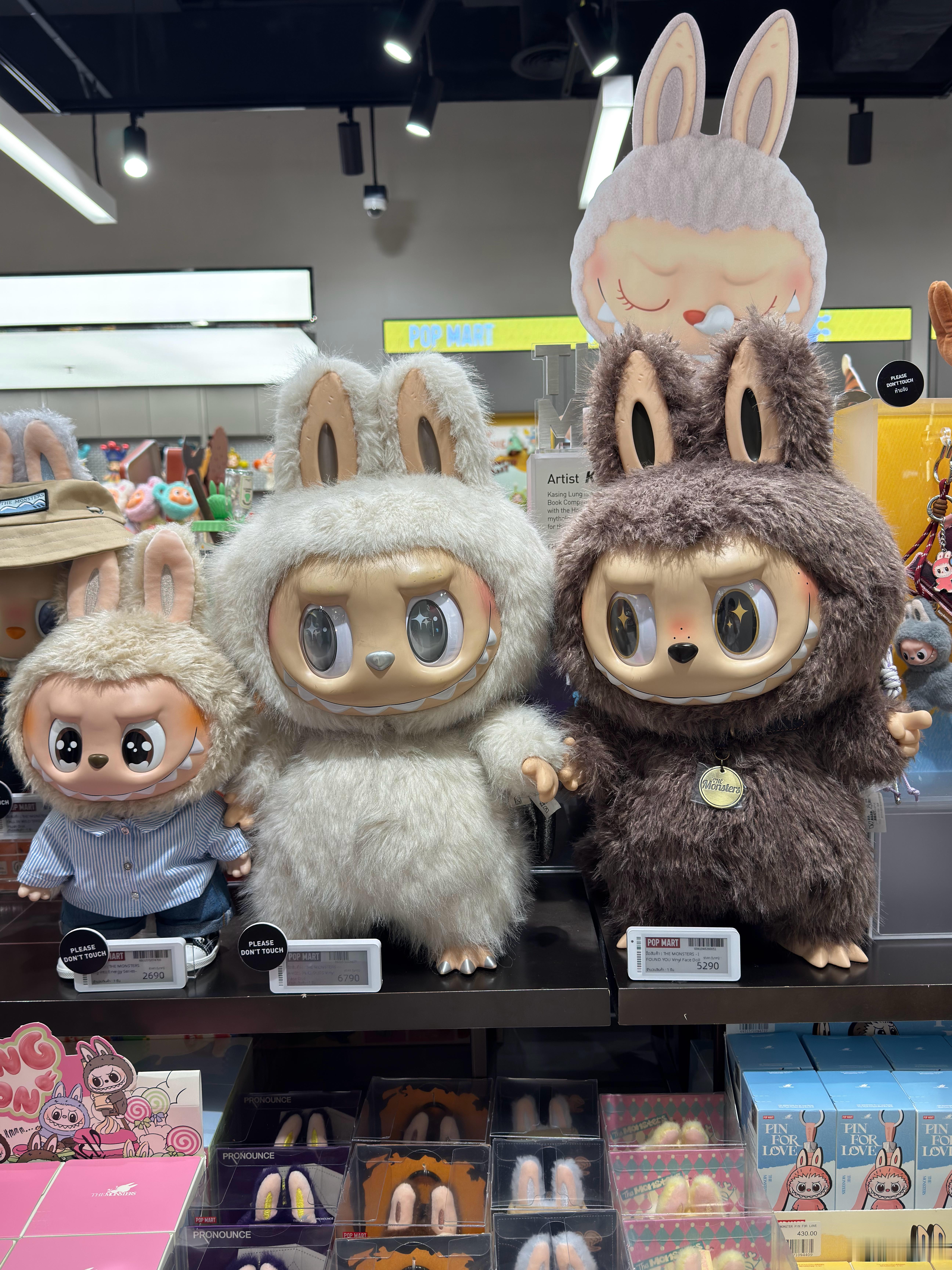 泰国的泡泡玛特这个玩偶随便买，国内的全部缺货，我想买图一这一组，好可爱啊(/ω＼