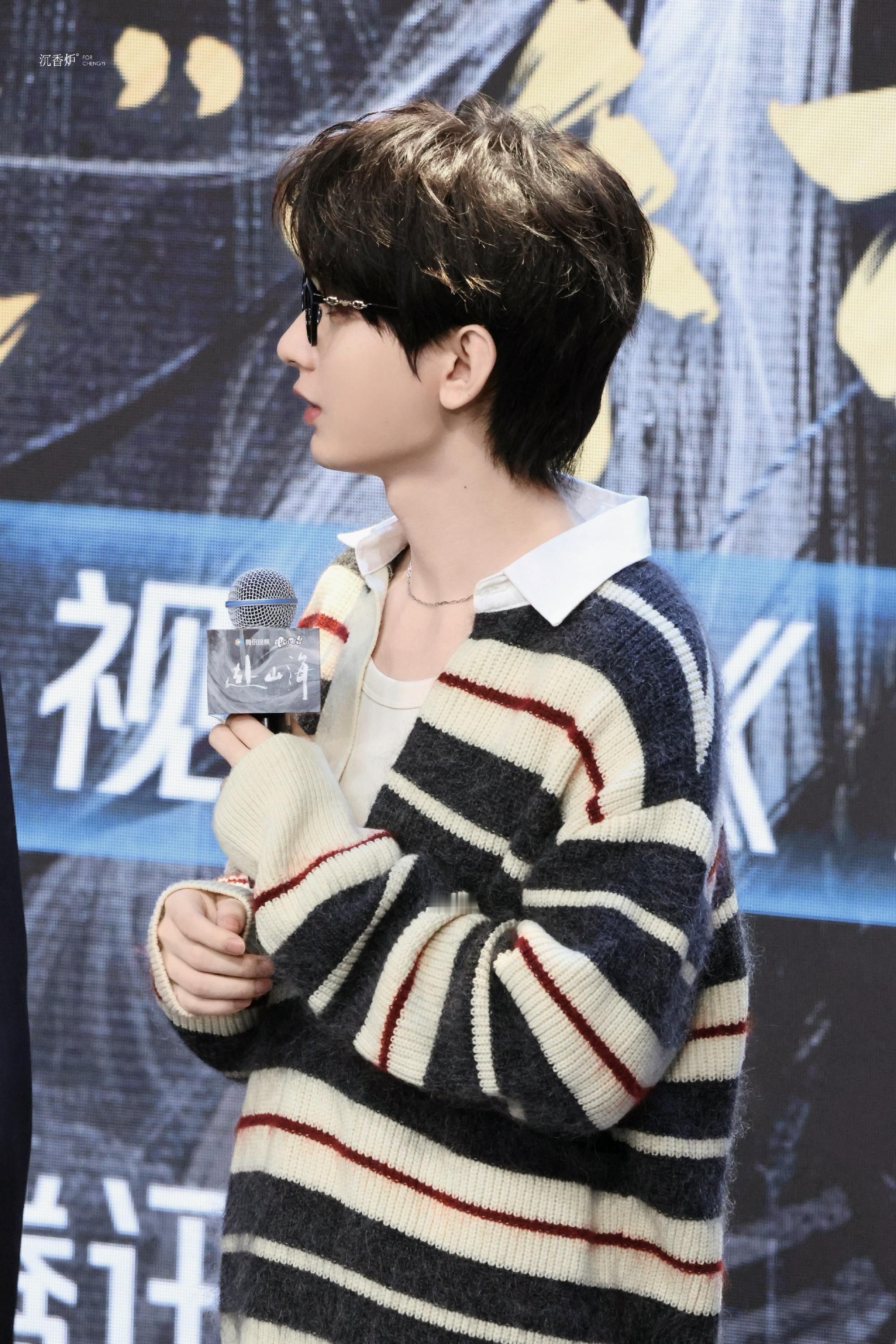 忘记说了 那天的你很好看穿的这件毛衣也很好看 ​​​