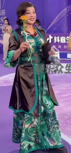 刘晓庆这次出镜到是美出了新高度。可以说这是最近几年最美的一次造型。着装大气得体，