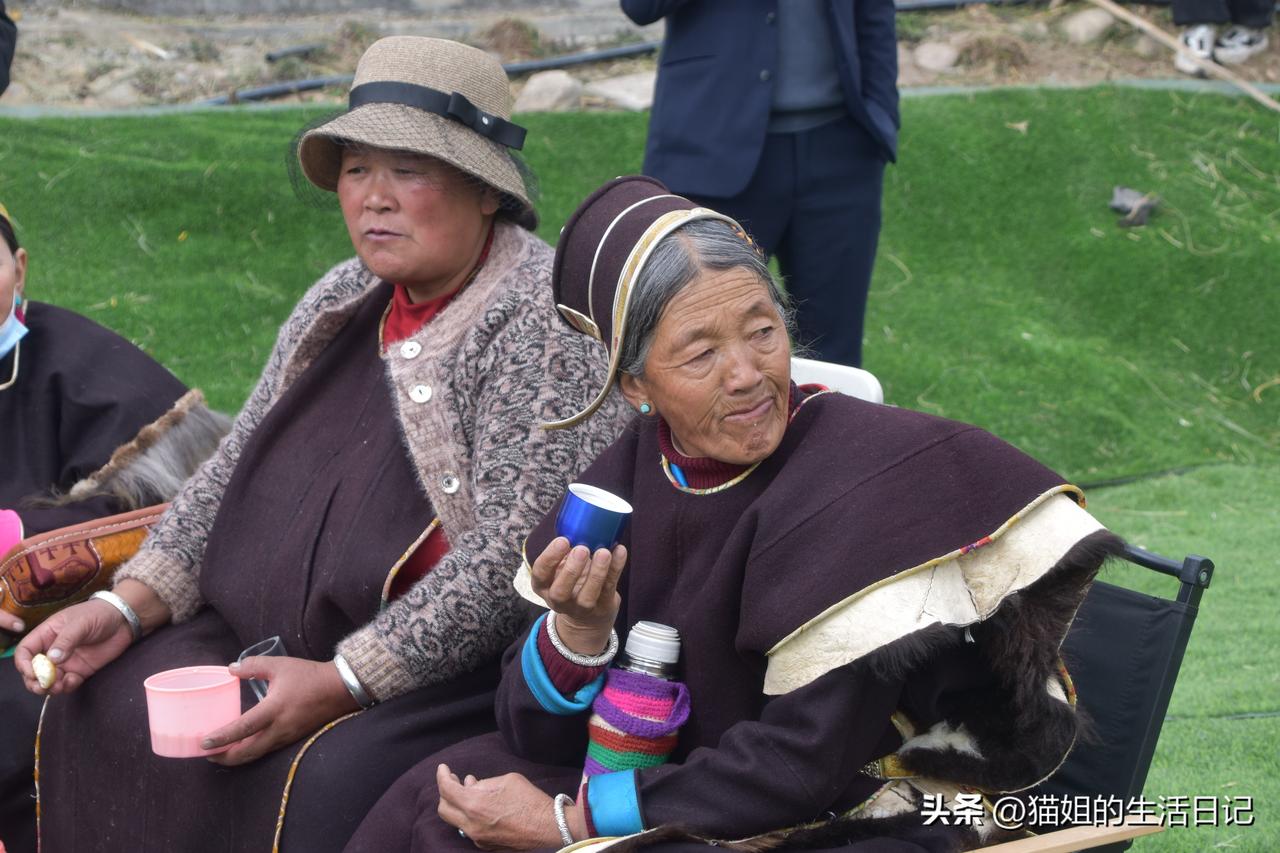 一个人自驾10年，我为什么偏爱睡车里，而非住酒店？
 
自驾旅行10年，一直是一