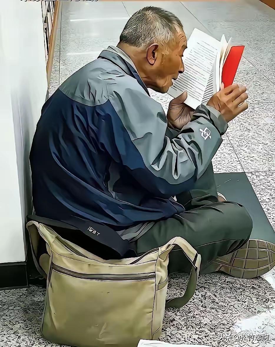 杭州，一个捡了十七年垃圾的老头死了。女儿收拾遗物时，打开一个上锁的铁皮盒子，三个