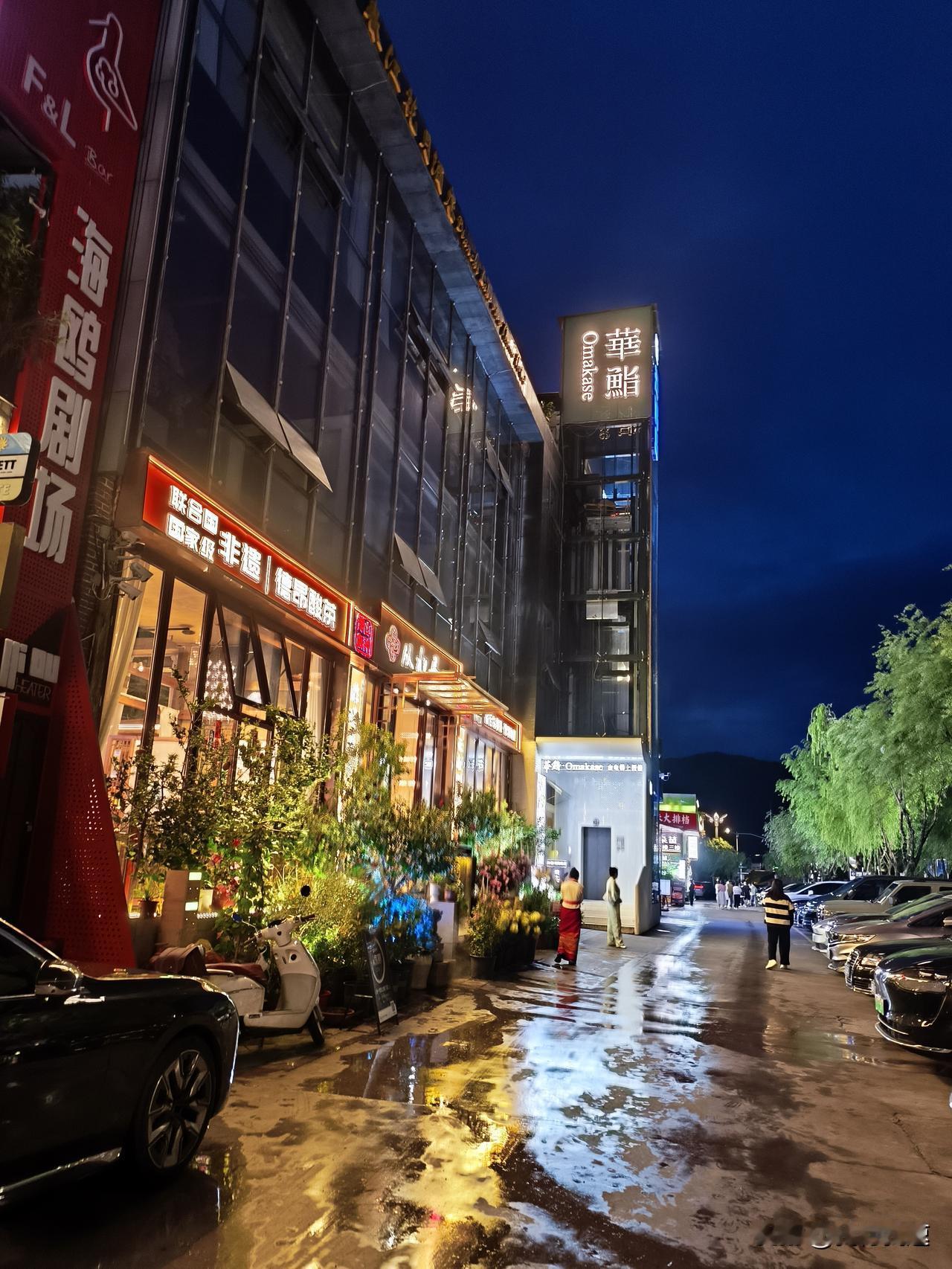 还有昆明网红打卡地纸片楼，在五华区光华街。这座建于1946年的法式弧形黄色小楼，