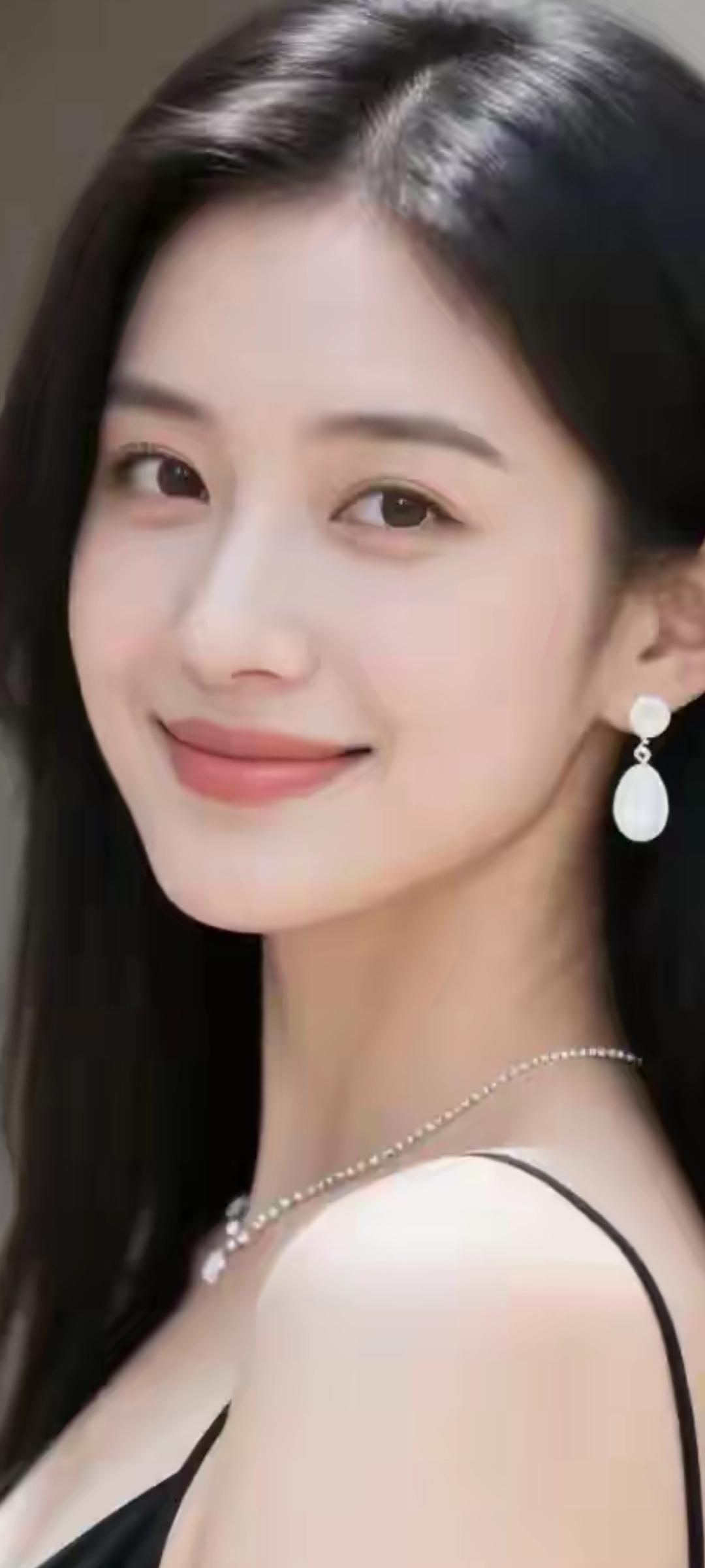 优雅气质，珍珠耳环点缀，微笑的魅力