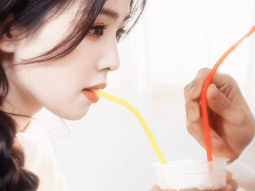 唐宫奇案之青雾风鸣 我的评分：白鹿王星越喝同一杯饮料 这对视谁顶得住！王星越吸管