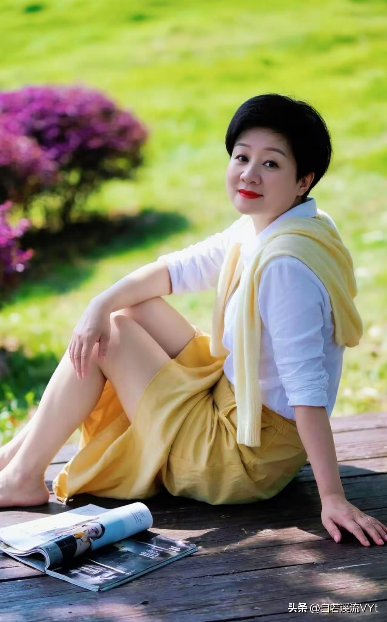 点绛唇·郊野闲憩
 
翠草盈茵，晴光漫洒闲庭暮。
浅黄轻素，自在悠然度。
 
一