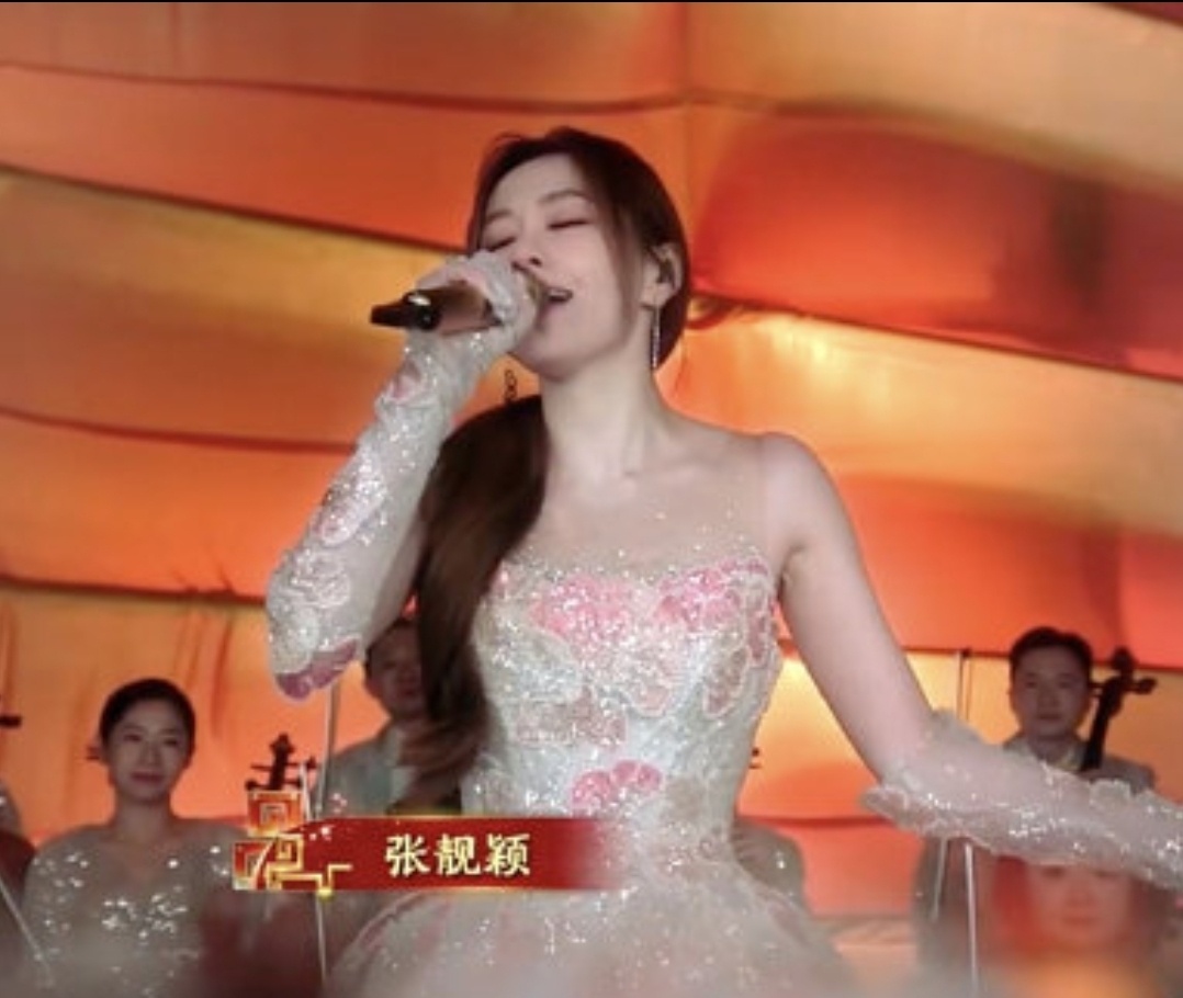 我承认这次张靓颖老师打扮确实漂亮，并且唱歌唱的也特别好听，一开口就响彻了大江两岸