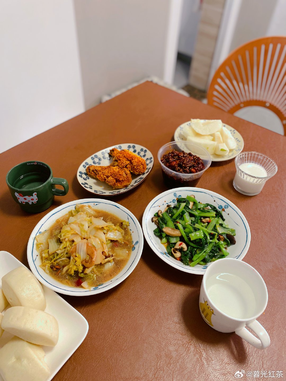 高三生的家常便饭炖大白菜、炸鸡腿、油菜香菇、单位食堂的牛肉酱今日午餐好好吃饭好好