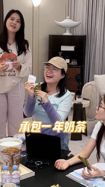 贾乃亮打工人理想老板模板被贾乃亮拿捏了，端午亲手参与包粽活动，数码礼品红包随心送