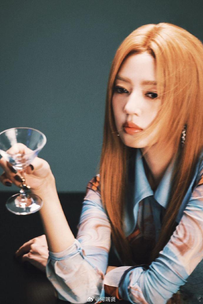 何瑞贤做美甲找莉姐 金色的发色真的是又美又飒呀，何瑞贤做美甲找莉姐，太期待野狗骨