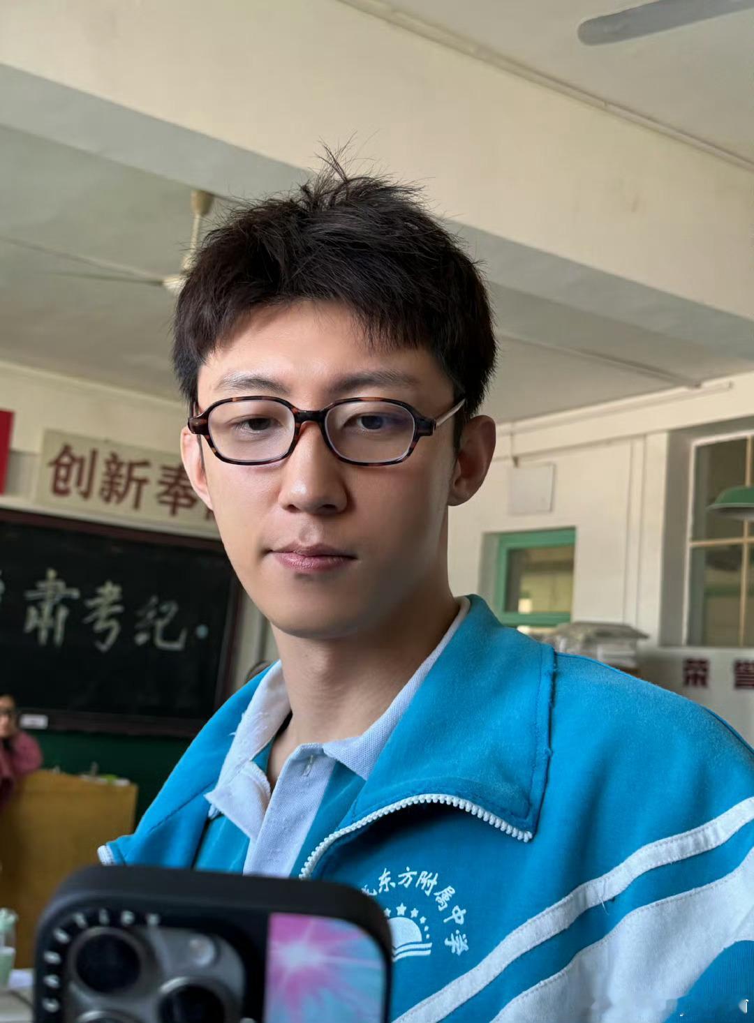 沈腾黄景瑜一起看岁月有情时沈腾看黄景瑜新剧看入迷了从赛道到屏幕，缘分延续！沈腾追