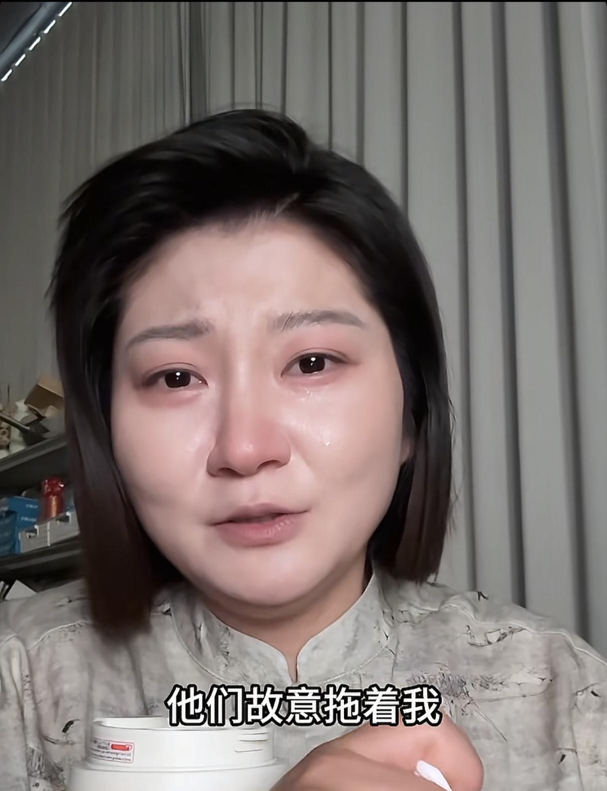 王暖暖也开始信玄学了，
最近为了离婚案能顺利拿到好的结果，
周围的亲朋好友竟不让