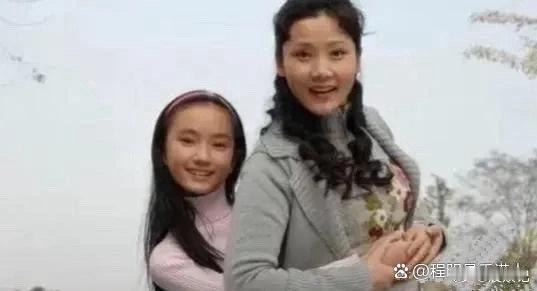 何赛飞的孩子真好看，尤其是儿子，长得特别清秀，看来是继承了妈妈的好基因 