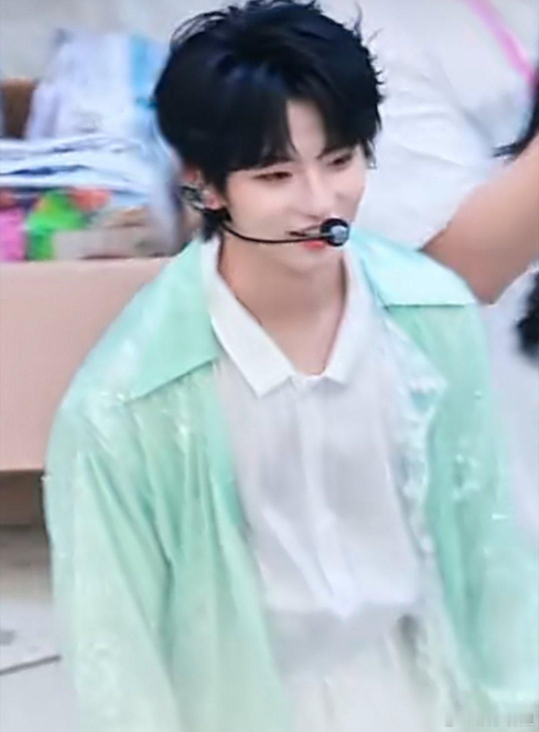 穆祉丞新音妆造穆祉丞这透视装我可以，期待今天的新音舞台2025娱乐年终盘点非正式