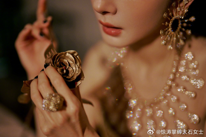 杨幂两套玫瑰造型杨幂VOGUE盛典两套造型杨幂 VOGUE 第二套造型太绝！“生