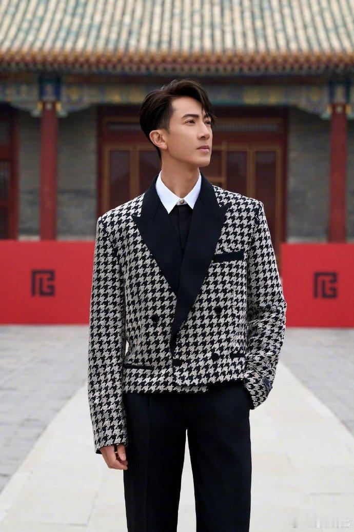 吴尊 46 岁状态直接刷新认知！新杂志里颜值依旧能打，肌肉线条感十足，脸上看不到