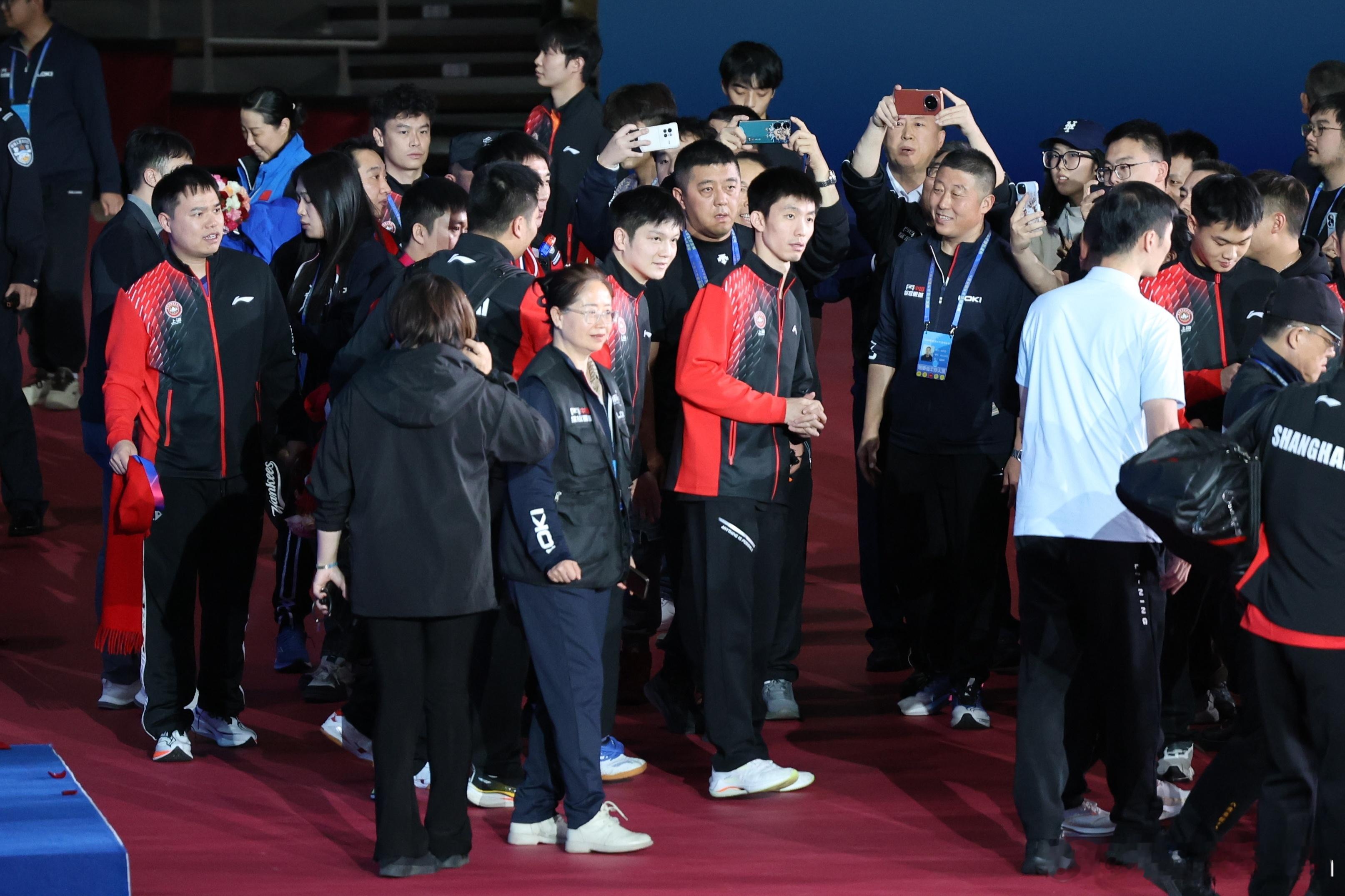 人群中有个小可爱樊振东 ​​​