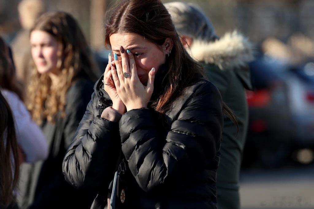 【罗德岛州一场青少年冰球比赛发生枪击事件，造成3死（包括枪手）3伤】（美联社）—