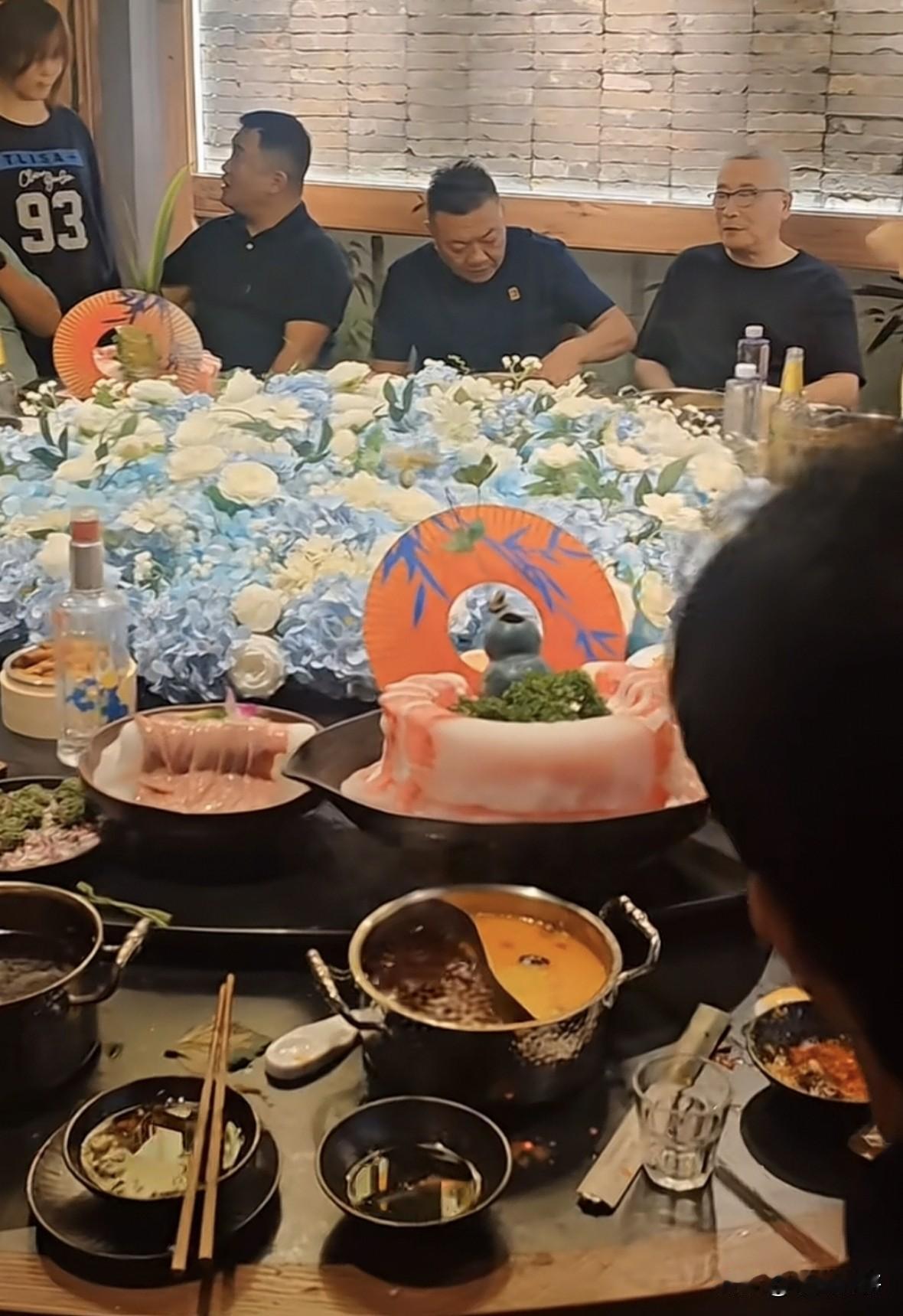 9月30日，魏群的魏大侠火锅新店开业，昔日全兴队的队友、工作人员齐聚一堂，热热闹