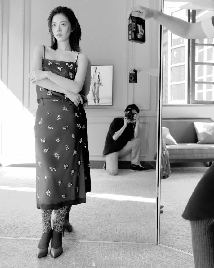 赵今麦解锁 MiuMiu 珍藏定制系列上身资格，该系列融合品牌最新设计理念且专属