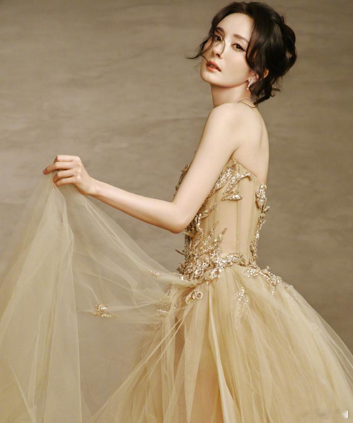 杨幂杏色碎钻纱裙杨幂百花奖高定造型 杨幂杏色碎钻纱裙真的美若天仙呀，看到咱们姐姐