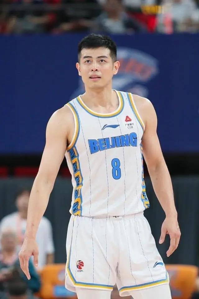 35岁的方硕告别北京首钢篮球加盟长沙勇胜，今后CBA赛场再无“方超巨”！

8月