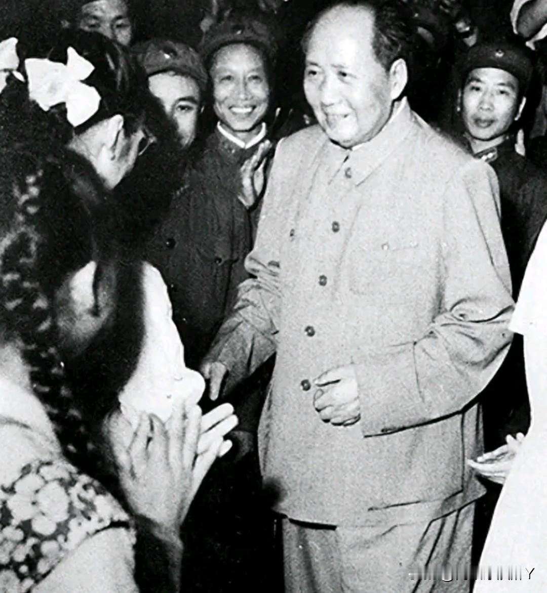 毛泽东时代之所以能够有效遏制贪污腐败现象，形成清正廉明的党风政风，主要得益于一系