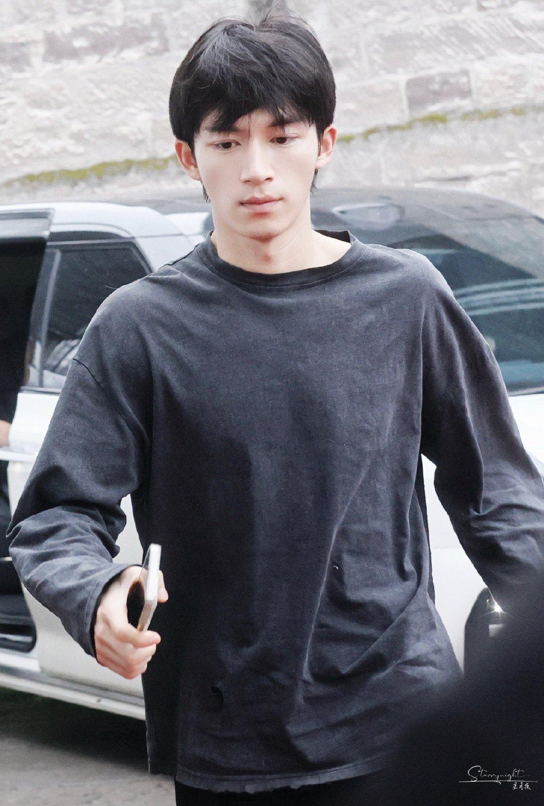 王星越暴虎冯上班 素颜太帅了[开学季] ​​​