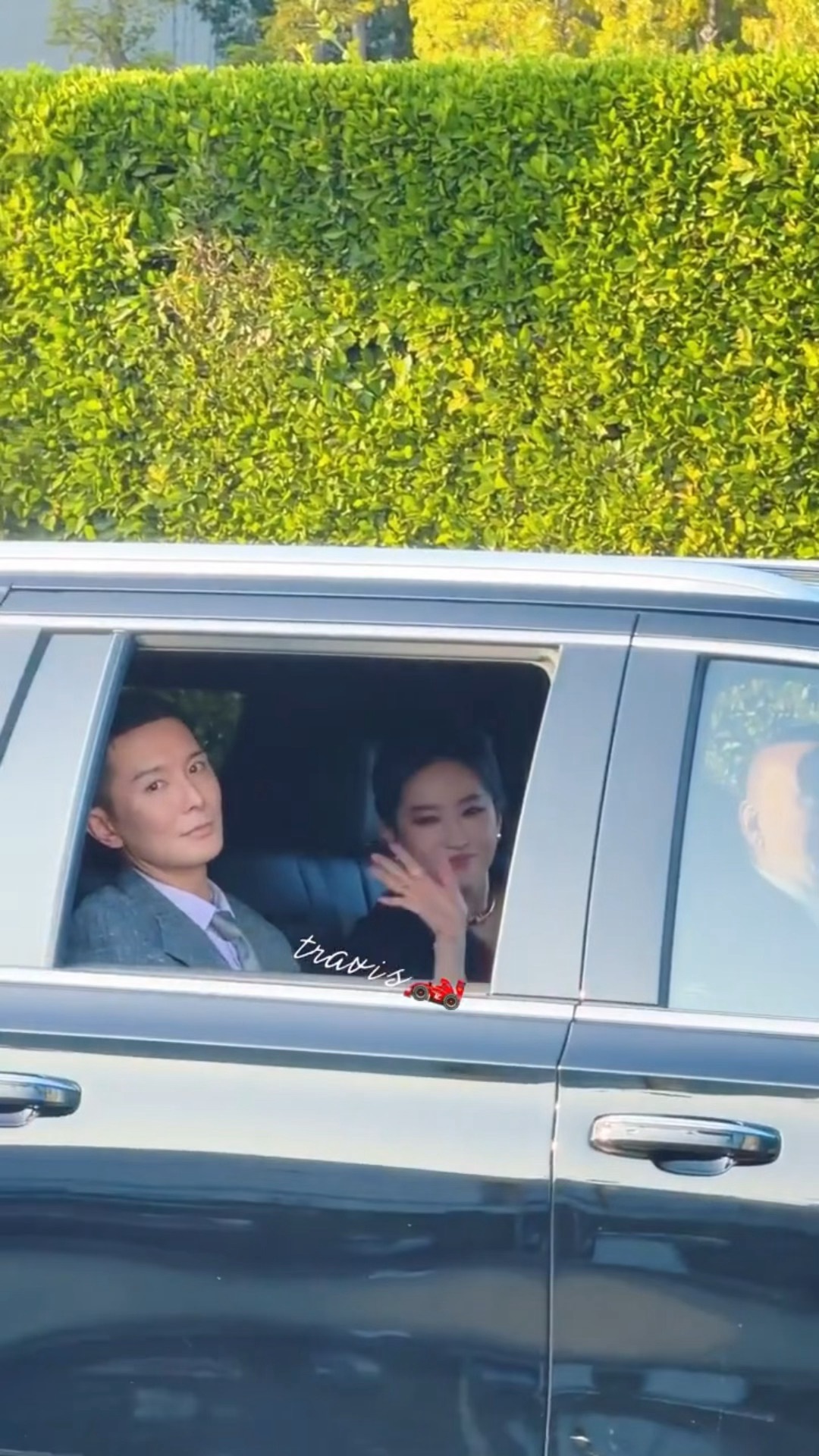 出席洛杉矶vogueworld的茜茜！笑着招手好漂亮[期待][期待] 刘亦菲Vo