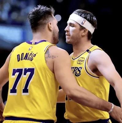 本赛季单场40+次数；
1. 东契奇——3次（44、49、43）
2. 里夫斯—