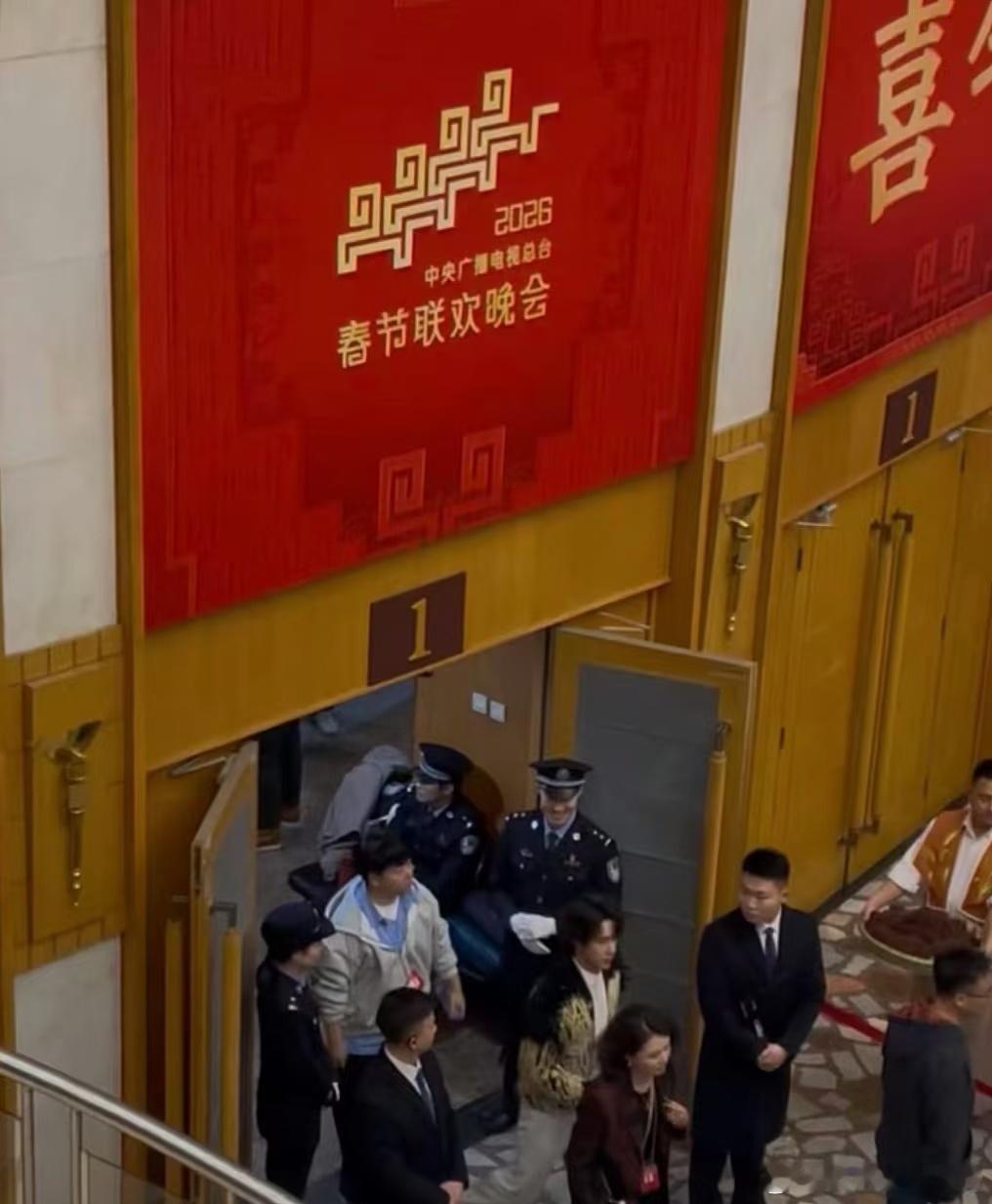 王一博春晚备播王一博现身春晚备播 王一博终于来了！春节刷到宝了