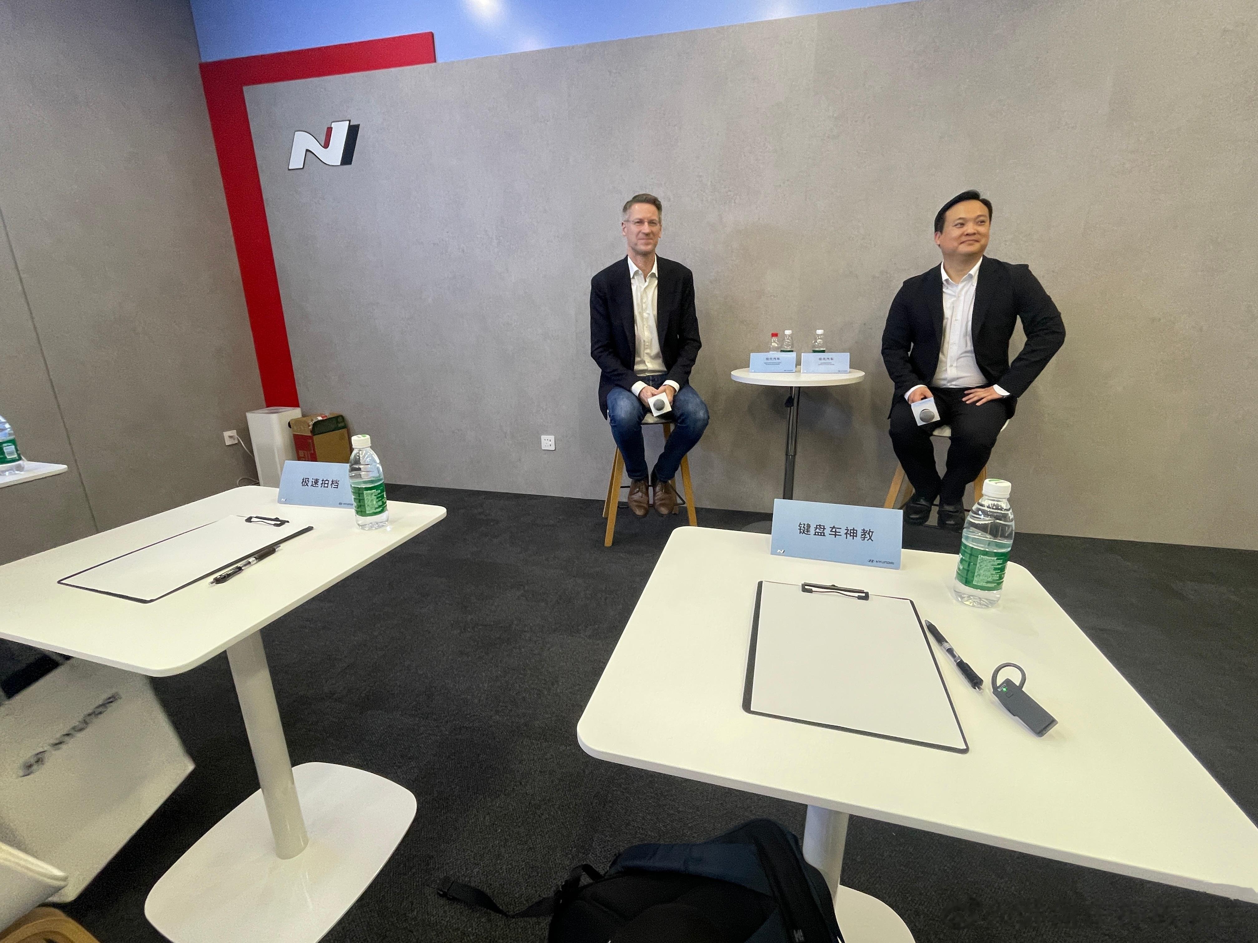 社死了，第一排，中间... ​​​