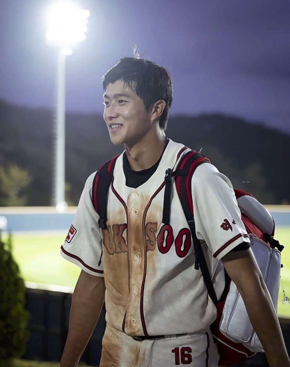韩网最近这位棒球运动员朴钟赫很红，07年今年19岁身高190 