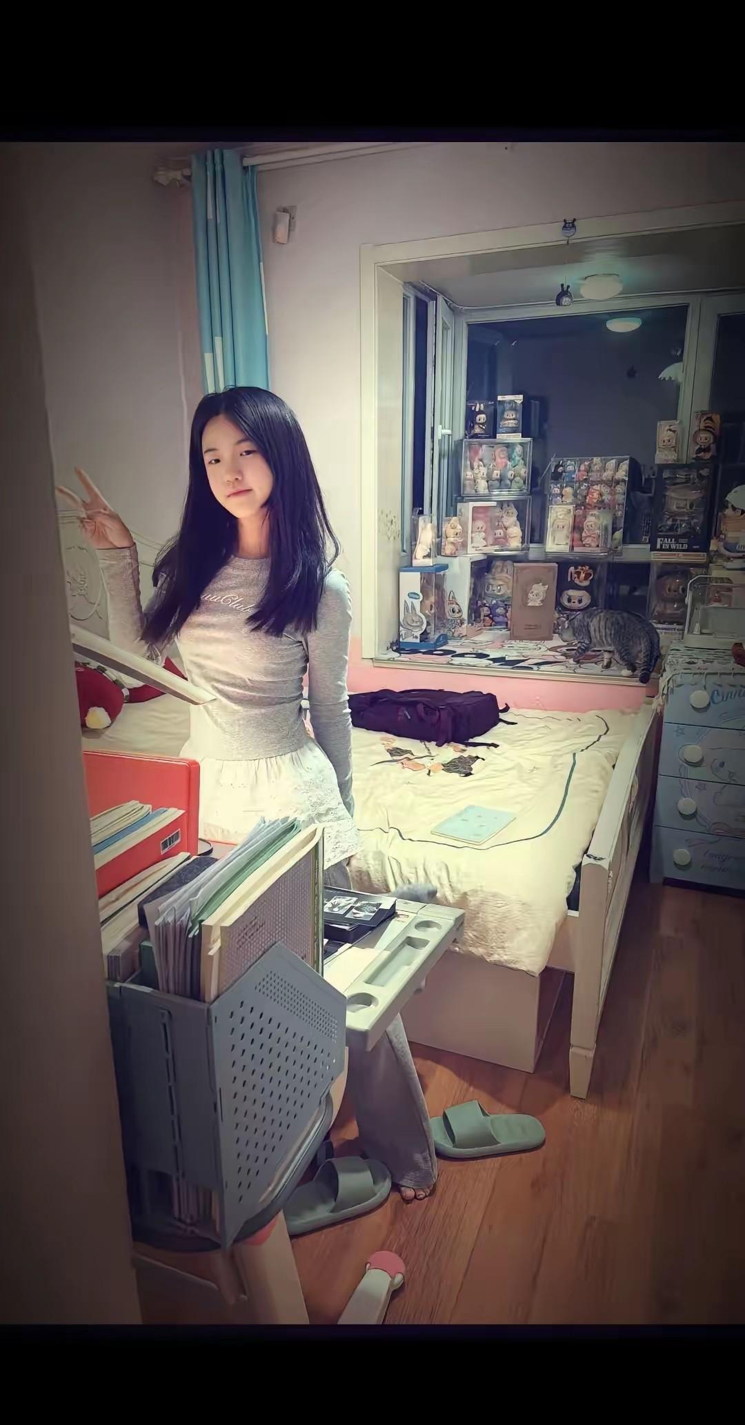 16岁女生在楼下喊男生名字，

医生说是病，

不是害羞也不是爱得太疯。

这事