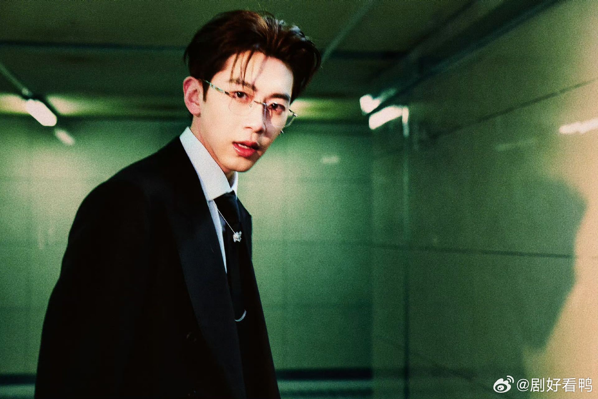 费启鸣反差感 真的会被费启鸣的反差感吸引！微博之夜上一秒软萌亲切，下一秒沉稳大气