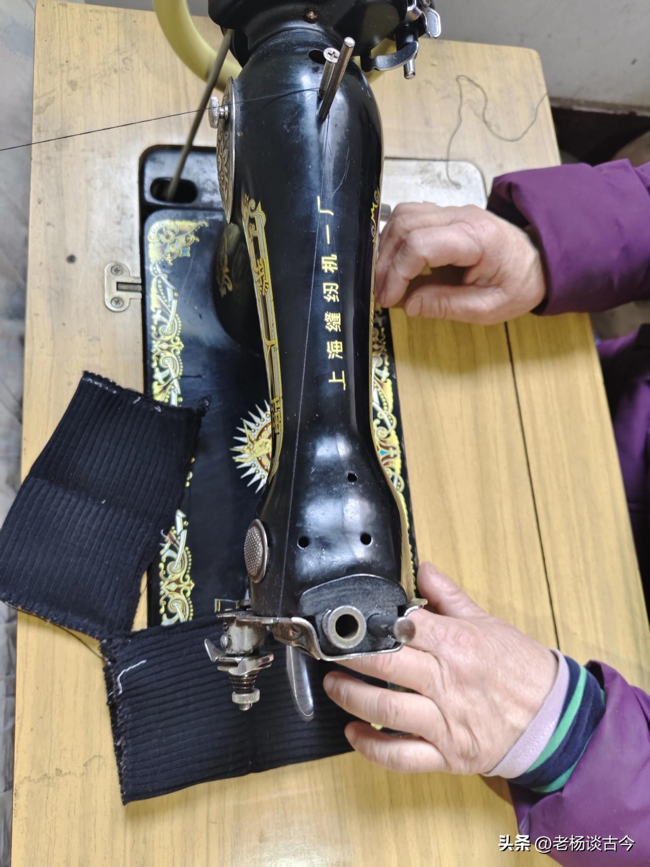 30多年的缝纫机了老妈还在继续用着，今天老妈用缝纫机给孩子改了羽绒服的袖口和腰身