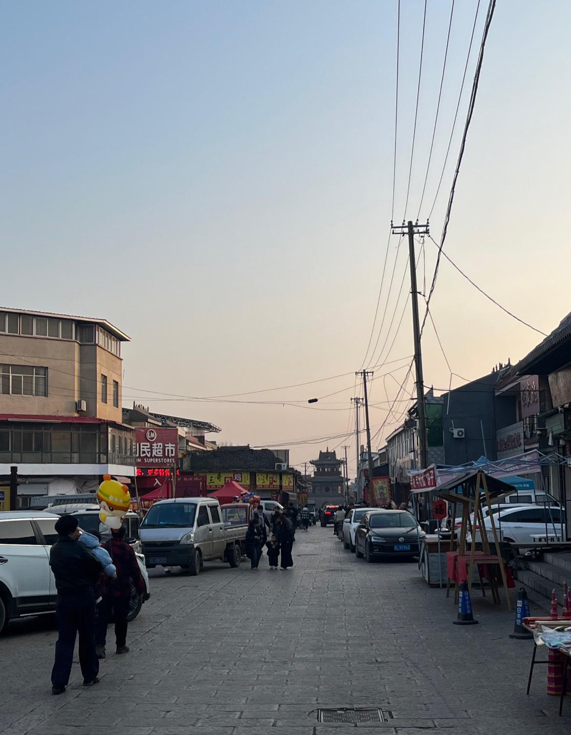 快过年了，年味是越来越浓，出去走走，来到了汾城古城景区，古镇的鼓楼街道有着很多民