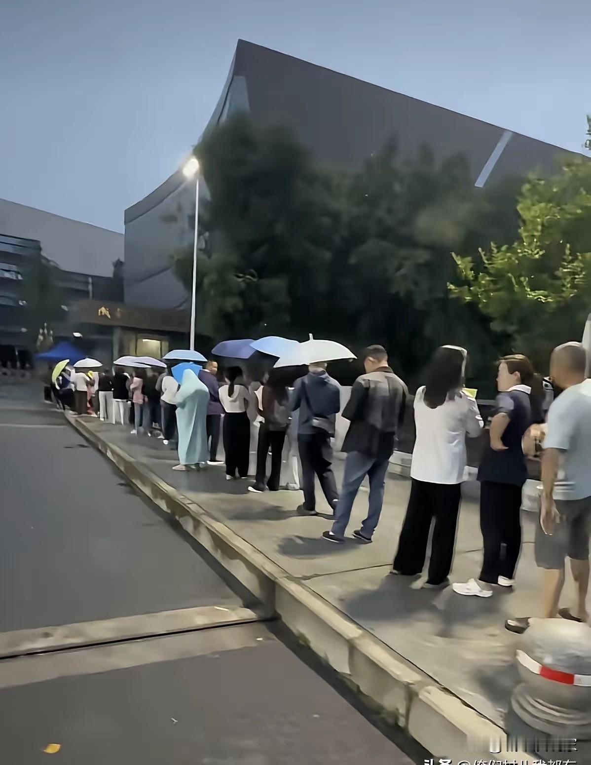 这才是人间清醒！成都中和职中为何抢手？大半夜就开始排队，这几年都是如此，很多人说