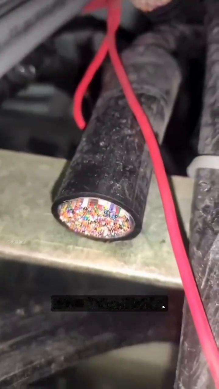 光纤熔接技术。
这是光纤在显微镜下熔接的过程，这两根细线比头发丝还细10倍。看似