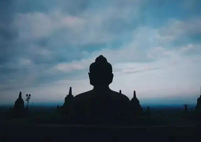 生活本不苦，苦的是欲望过多；身心本无累，累的是背负太多。愚痴的人，一直想要别人了